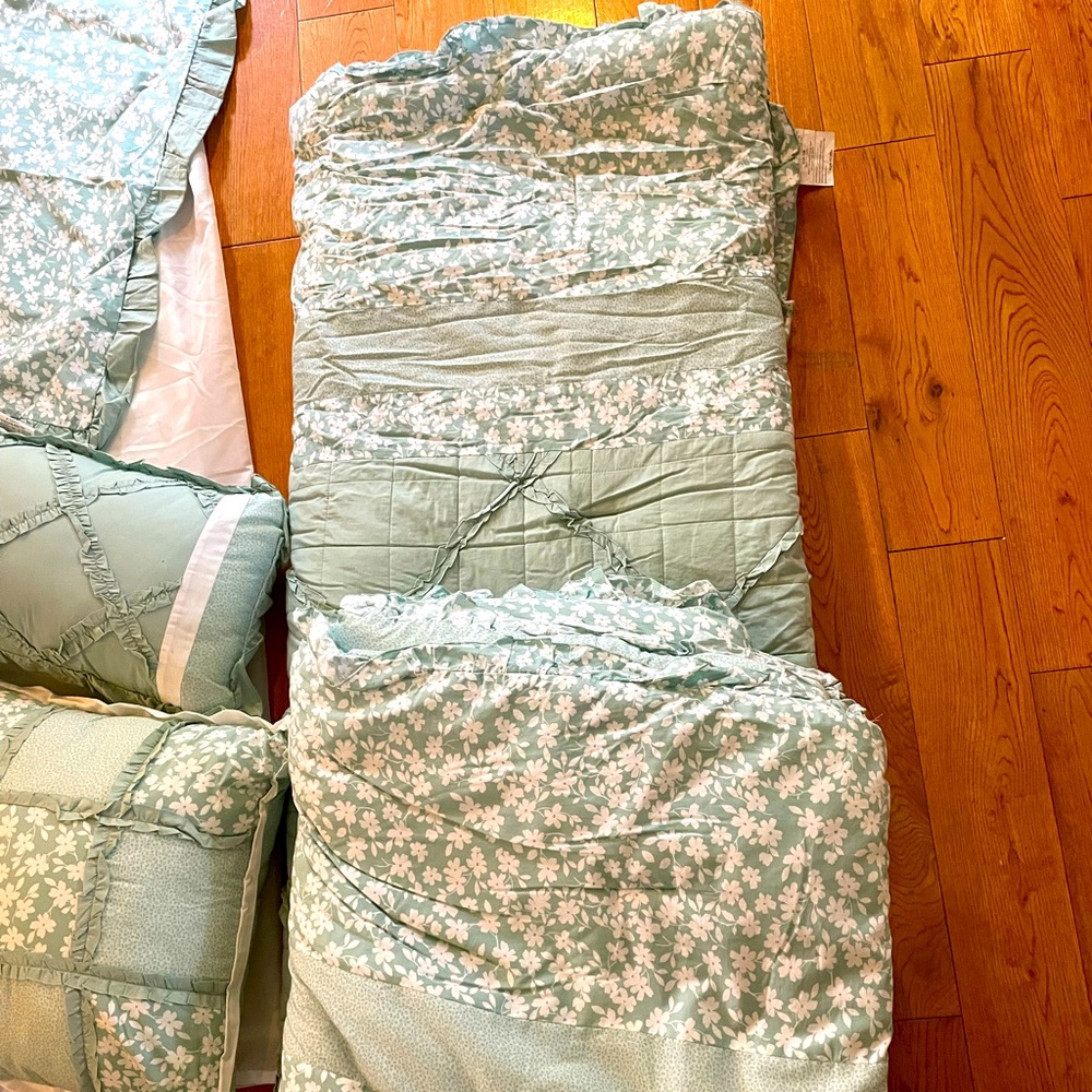 New Queen size comforter set NWOT